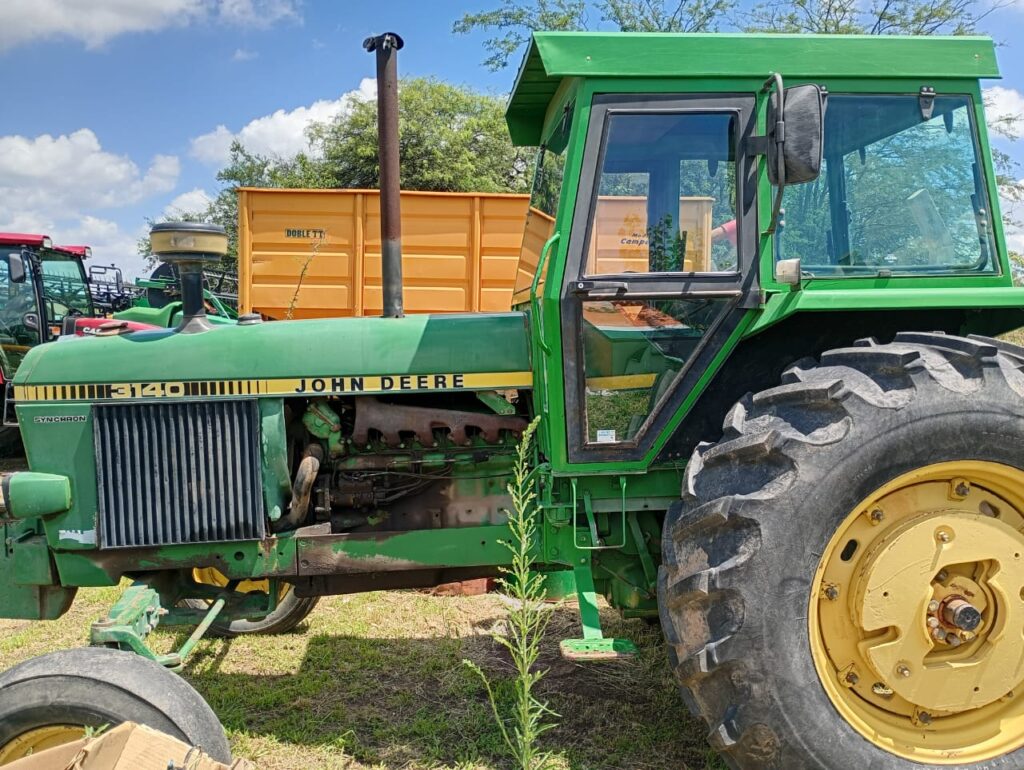 John Deere 3140
