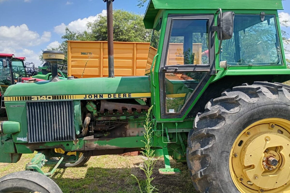 John Deere 3140