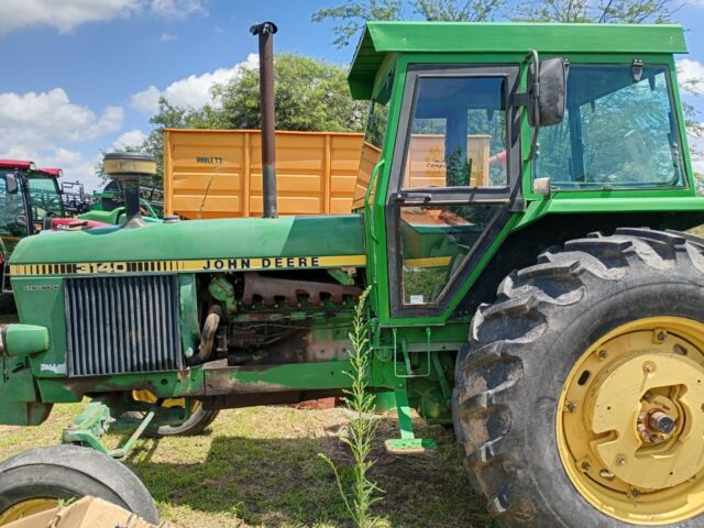 John Deere 3140
