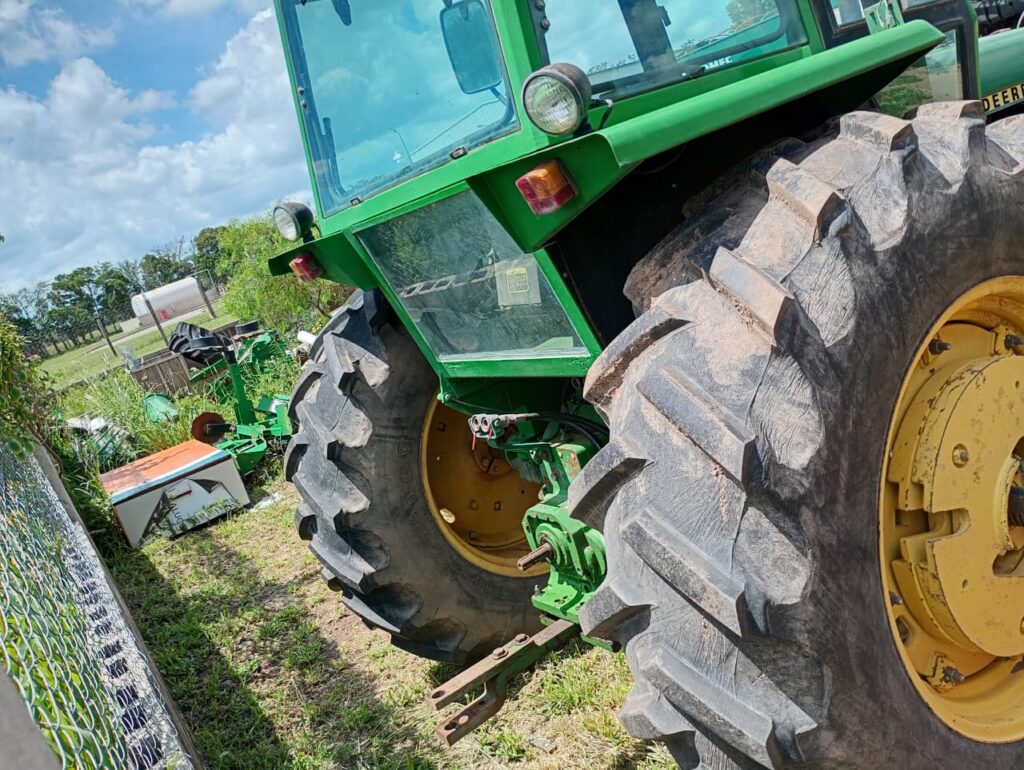 John Deere 3140