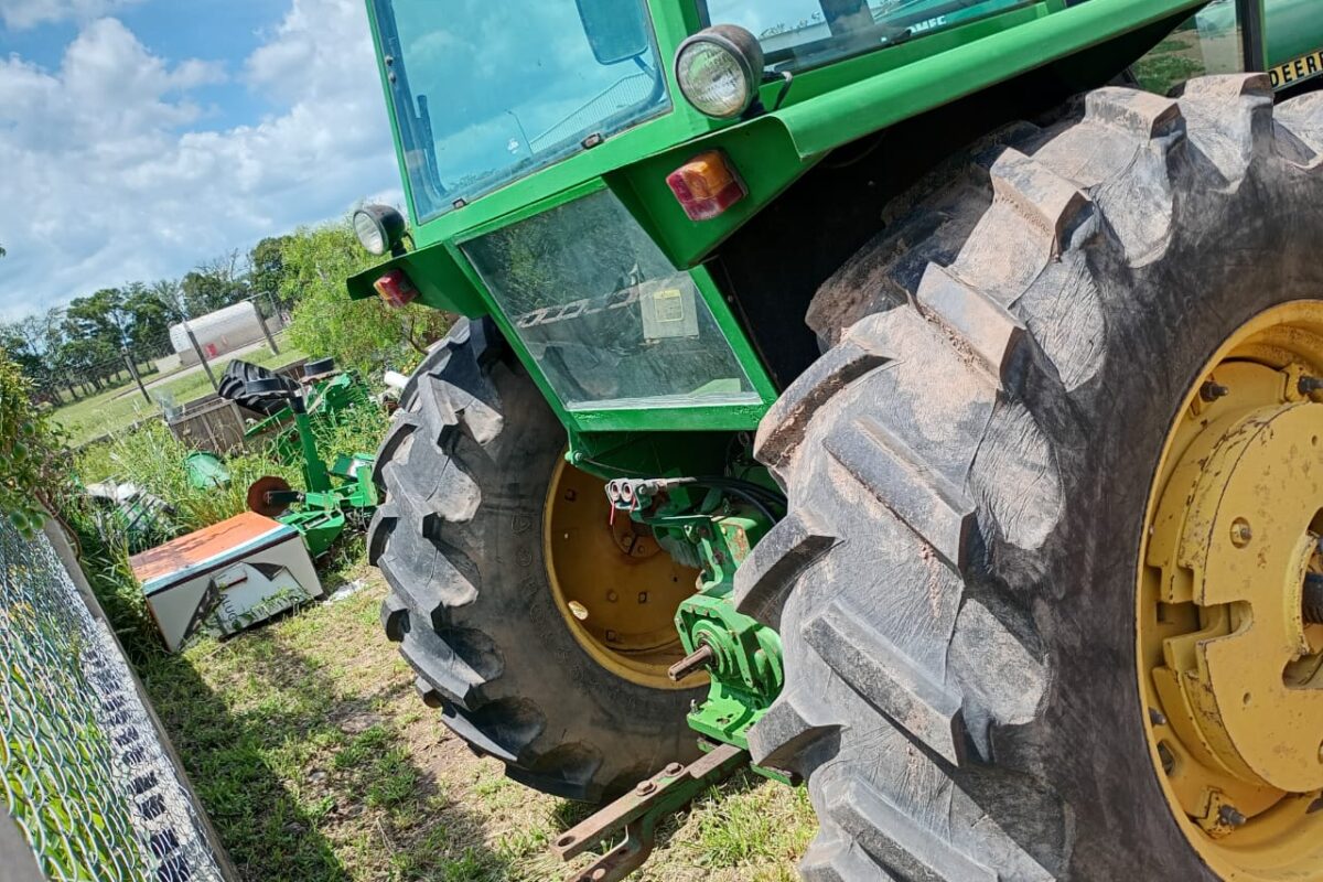 John Deere 3140