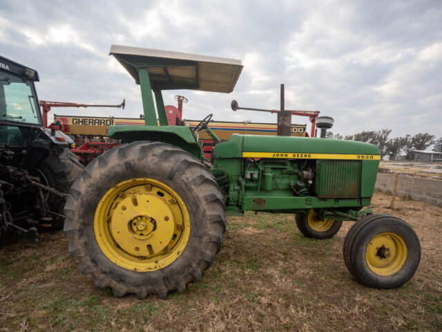 John Deere 3530