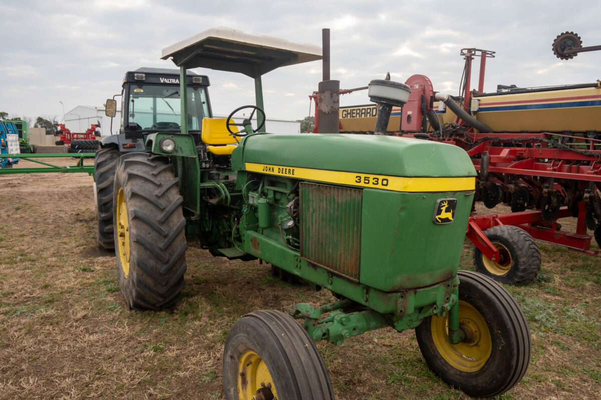 John Deere 3530