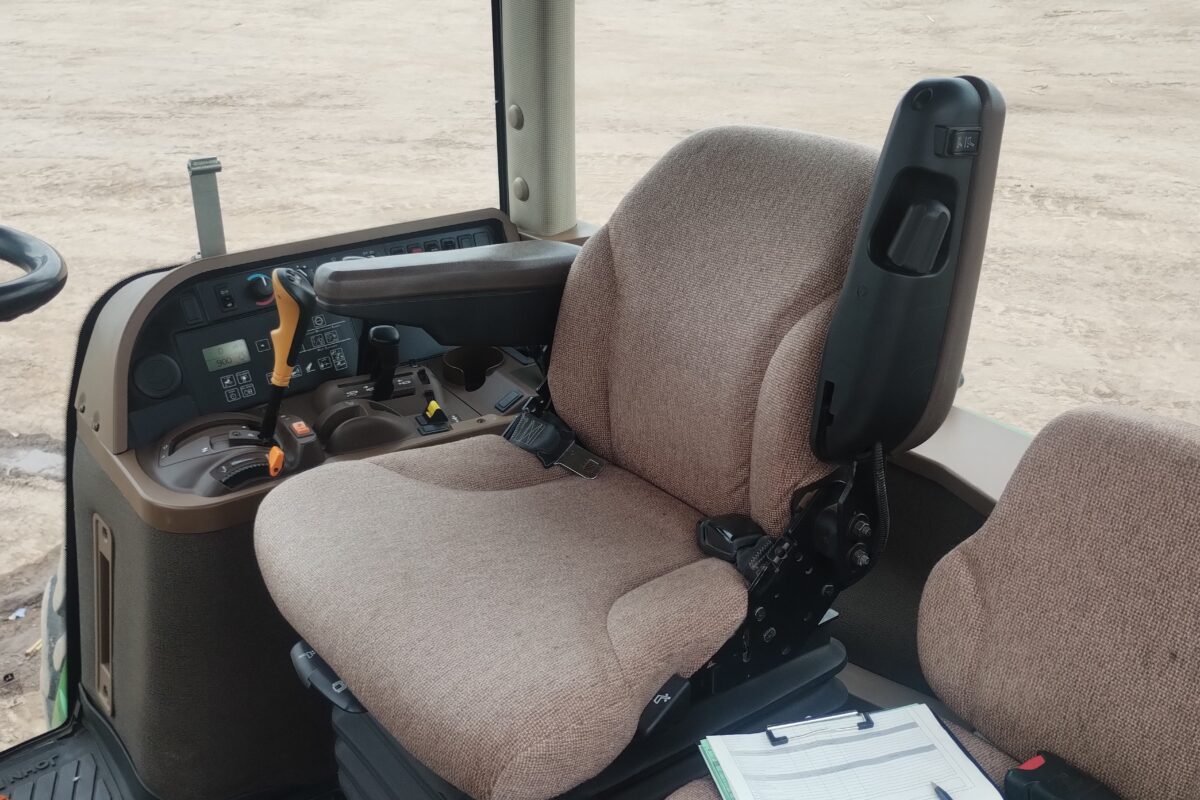 John Deere 7215J