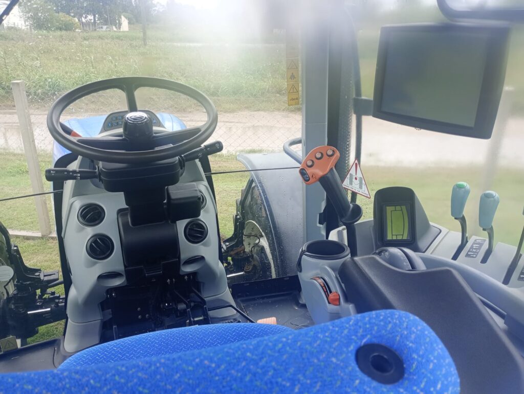 New Holland T7-240