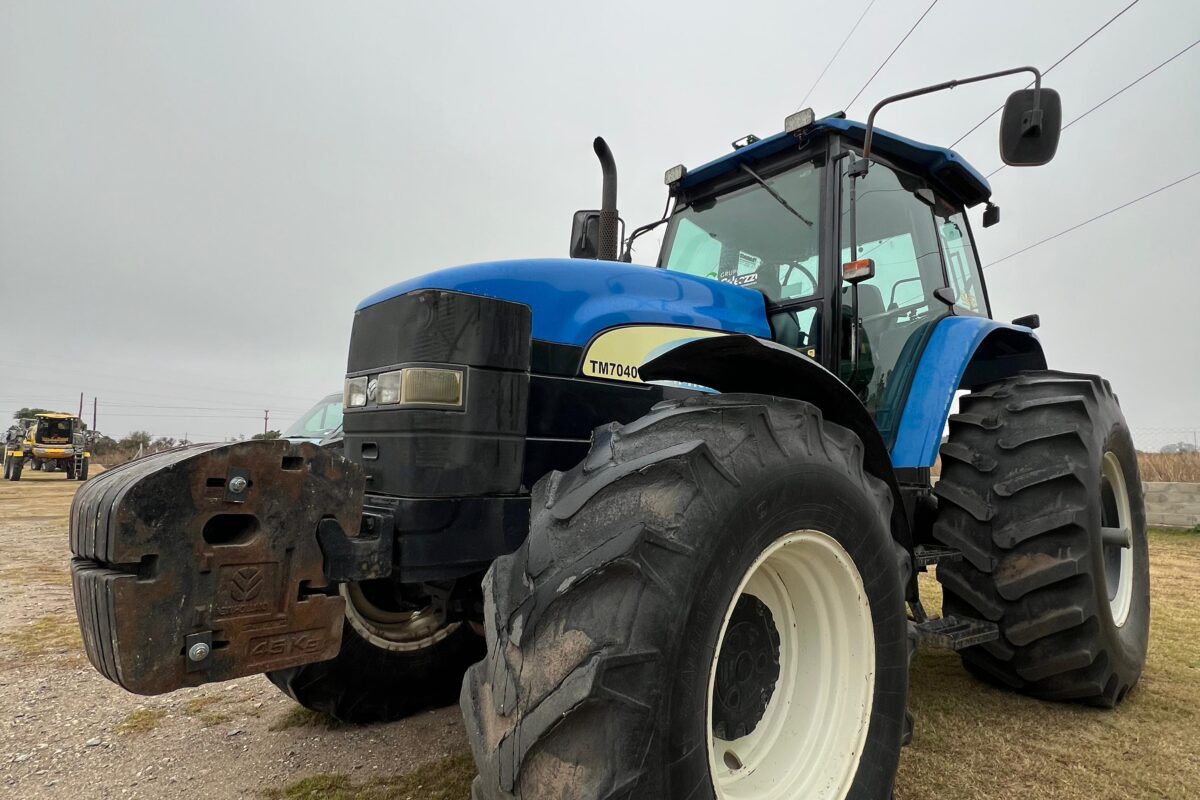 New Holland TM7040
