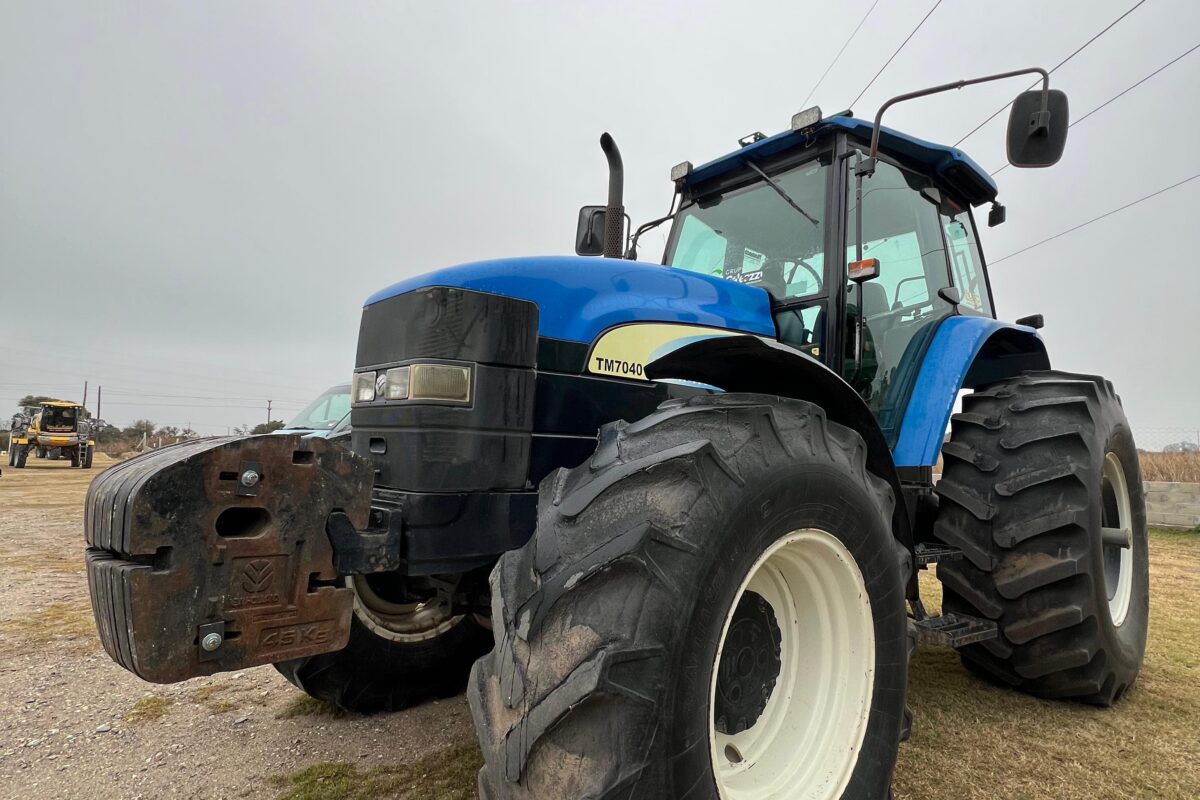 New Holland TM7040