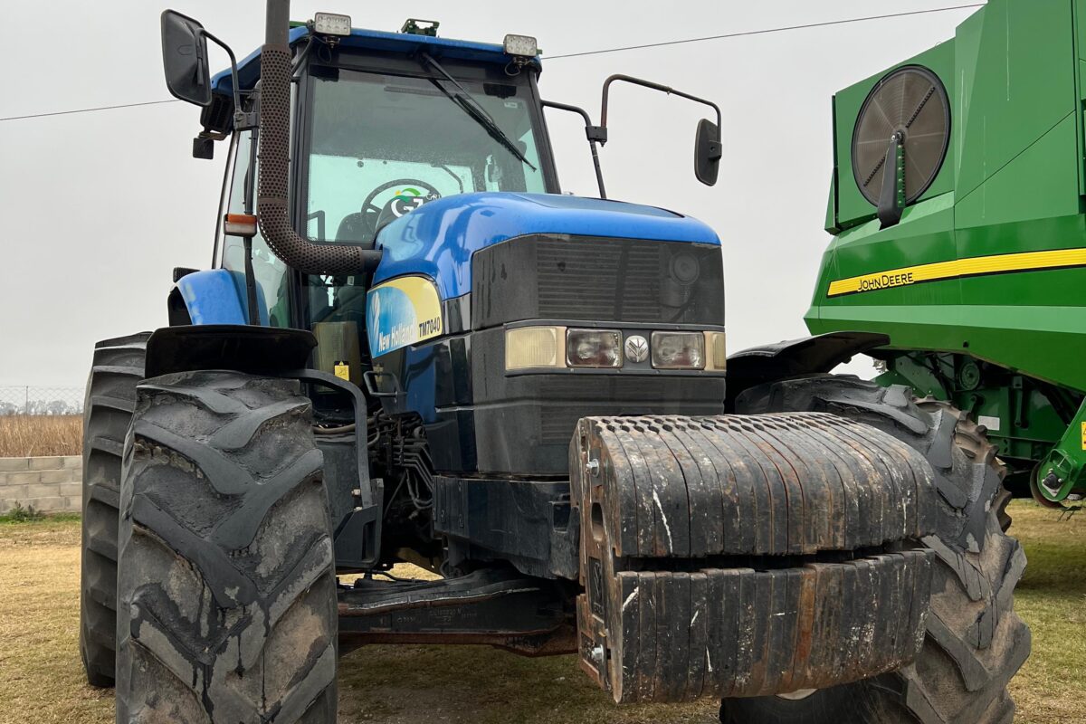 New Holland TM7040